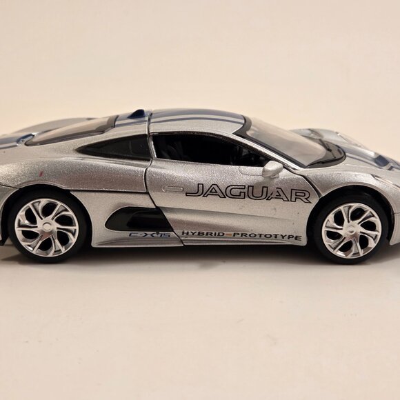 Jaguar C-X75 1:32 diecast silver – lights & sound - Picture 3 of 6